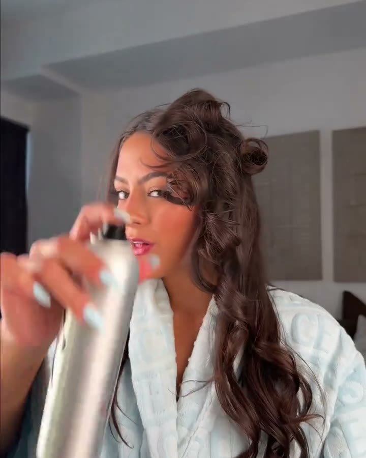 The tall silver can. This is Style on Steroids, the (COLOR WOW Style on Steroids Texturizing Spray, Aerely Chacón)