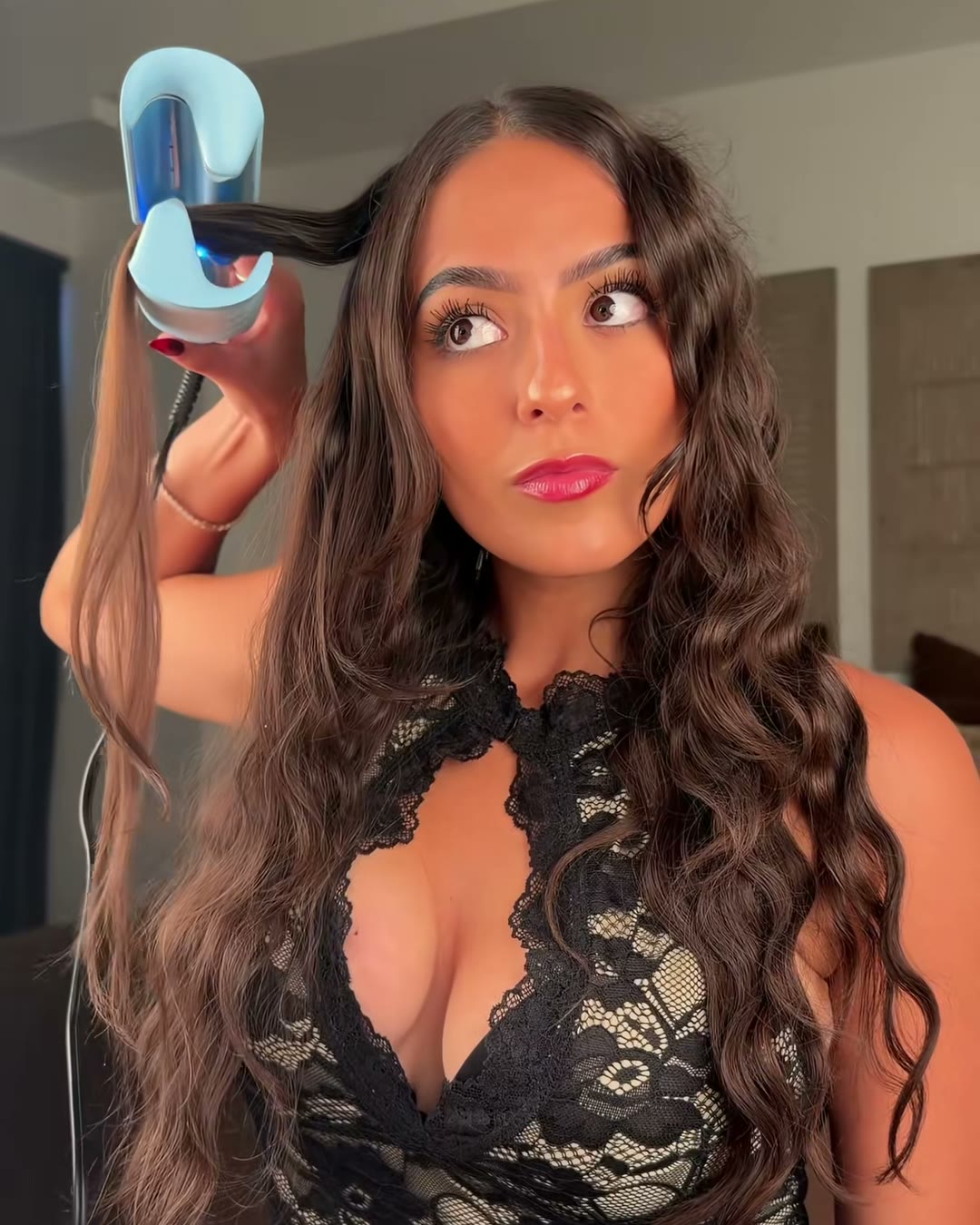 I can get right up near the root now, which I never could with a flat plate (Wavytalk Power Wave Hair Crimper, Aerely Chacón)