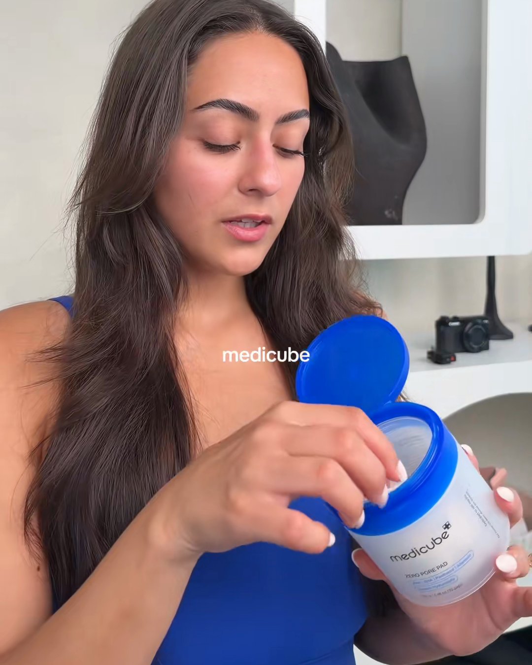 Same jar as the video, the Zero Pore Pad 2.0. Lid flips open, pads sit in the (medicube Zero Pore Pad 2.0, Aerely Chacón)