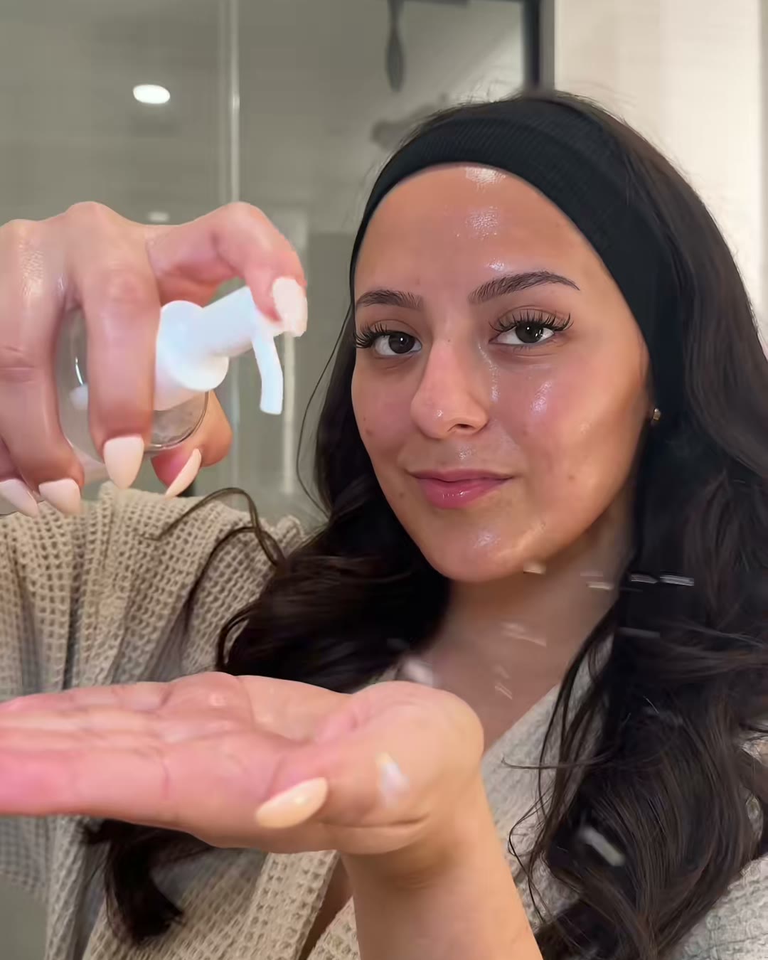 Two pumps into dry hands on a dry face. Wet skin is the number one reason (Anua Heartleaf Pore Cleansing Oil, Aerely Chacón)