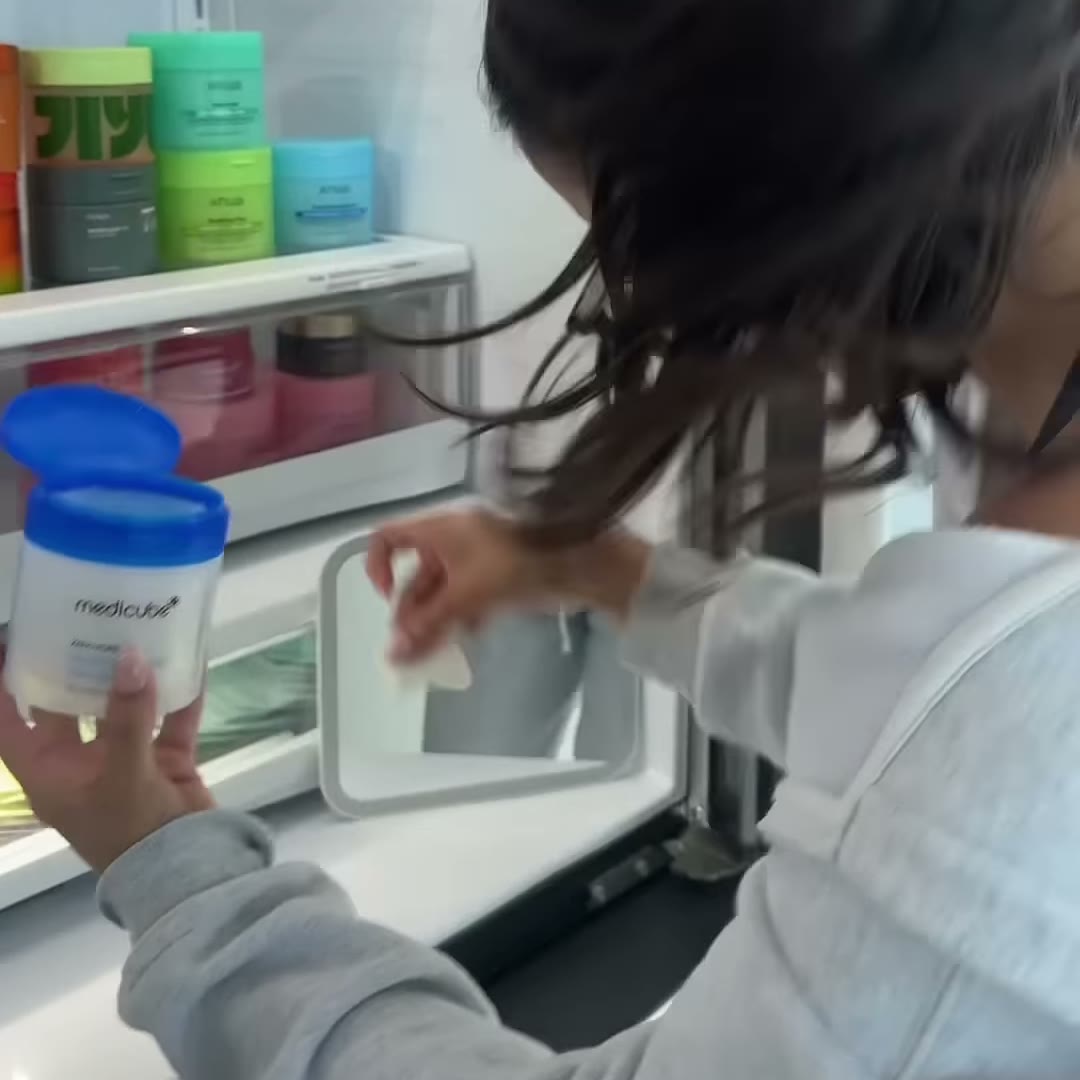 Same pads I always use, just straight out of the fridge (medicube Zero Pore Pad 2.0, Aerely Chacón)