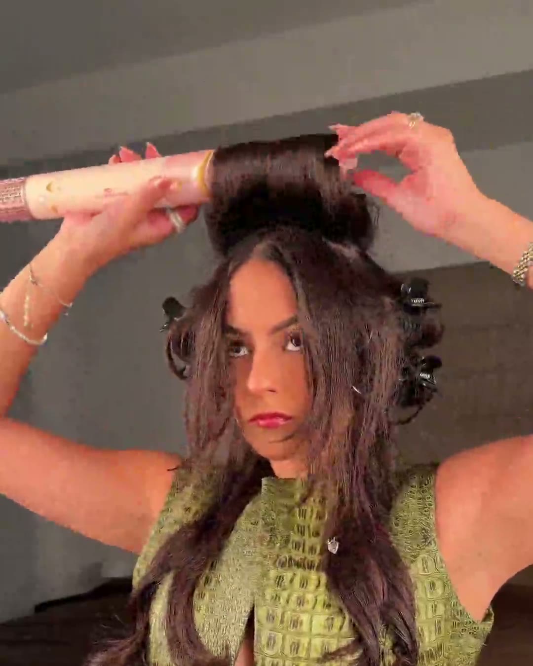 The barrel pulls the section up and wraps it while the rollers (Wavytalk Airshape Pro Roller Air Styler Set, Aerely Chacón)